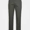 GAP Essential Slim Fit – Chino – Soft Black magasin 19